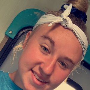 Meet your Posher, Larissa